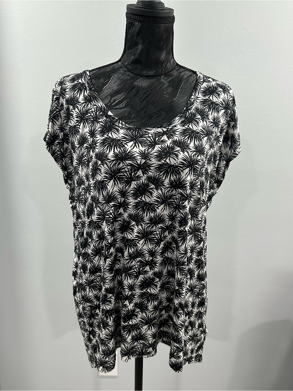 MICHAEL Michael Kors Black & White Palm-Print Scoop Neck Tee